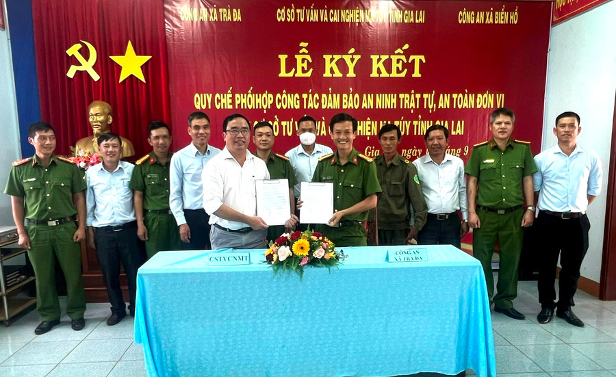 Pleiku: Ký kết quy chế phối hợp công tác đảm bảo an ninh trật tự, an toàn đơn vị ảnh 1 Cơ sở Tư vấn và Cai nghiện ma túy ký kết quy chế phối hợp với Công an xã Trà Đa. Ảnh. Đinh Yến