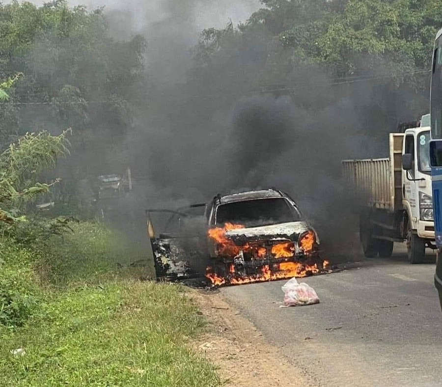 Hiện trường chiếc ôtô bốc cháy dữ dội khi xảy ra sự cố chập điện trong quá trình sửa. 