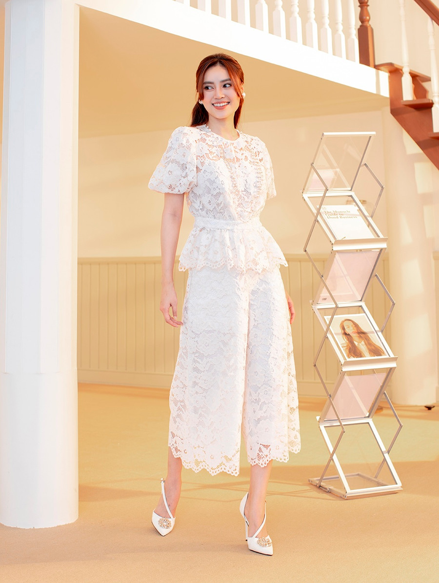 Với những trang phục nữ tính, thanh lịch, diễn viên Lan Ngọc chọn phối cùng giày cao gót trắng mũi nhọn. Dựa trên sở thích và phong cách của mỗi người, Trinnie Lê chọn lựa chất liệu, kiểu dáng phù hợp để tạo nên những đôi giày mang tính ứng dụng cao. Ảnh: NVCC