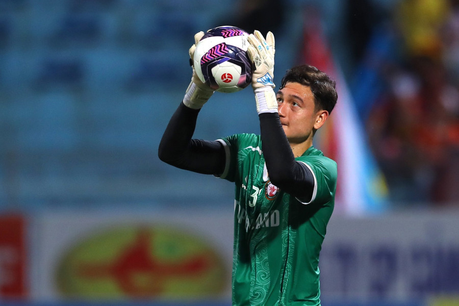 Đặng Văn Lâm trong trận CLB Hà Nội gặp CLB Bình Định. Ảnh: Minh Tú