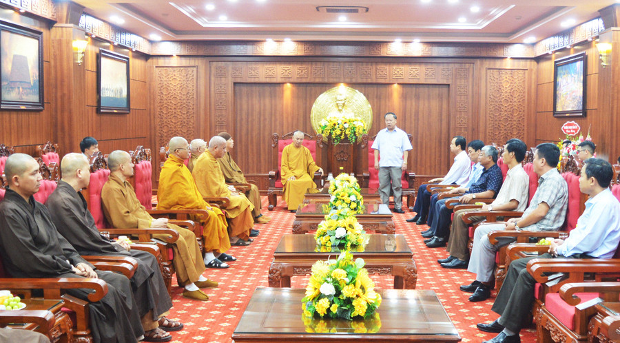 Phó Bí thư Thường trực Tỉnh ủy tiếp xã giao Ban Trị sự Giáo hội Phật giáo Việt Nam tỉnh. Ảnh: Anh Huy Phó Bí thư Thường trực Tỉnh ủy tiếp xã giao Ban Trị sự Giáo hội Phật giáo Việt Nam tỉnh. Ảnh: Anh Huy