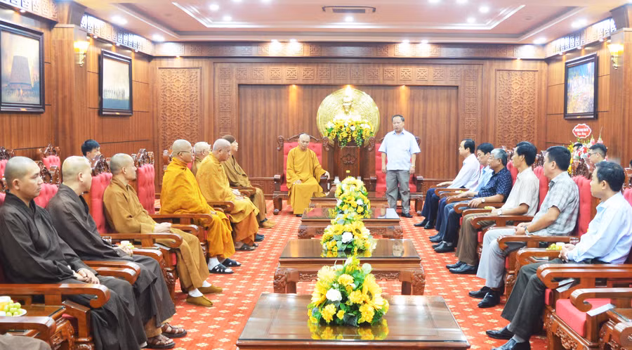 Phó Bí thư Thường trực Tỉnh ủy tiếp xã giao Ban Trị sự Giáo hội Phật giáo Việt Nam tỉnh. Ảnh: Anh Huy