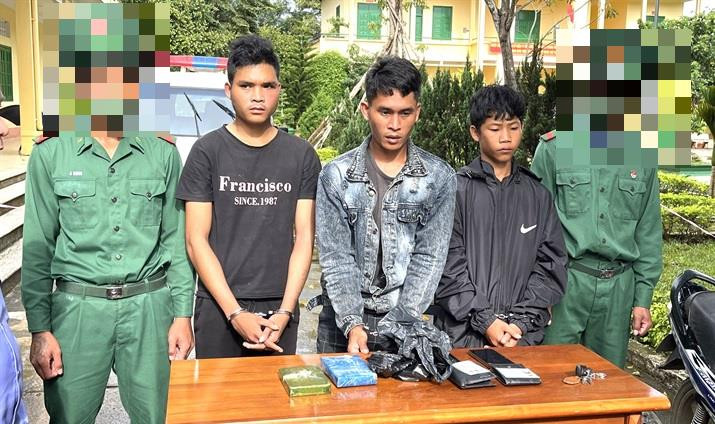 Ba đối tượng và tang vật. Ảnh: Văn Lý Ba đối tượng và tang vật. Ảnh: Văn Lý