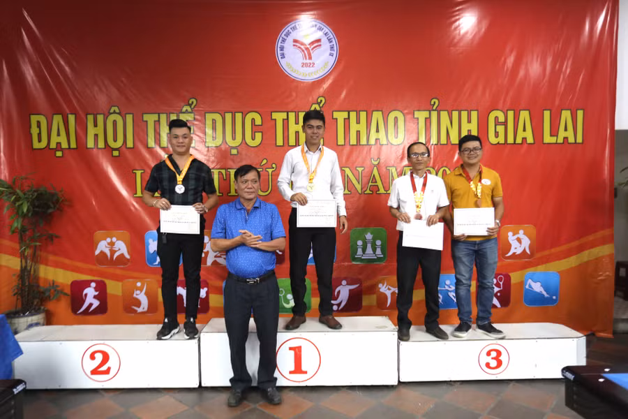 Cơ thủ Quang Chương và Thành Nam giành huy chương vàng môn Billiards tại Đại hội Thể dục thể thao tỉnh Gia Lai ảnh 1 Ban tổ chức trao giải cho các cơ thủ xuất sắc ở nội dung Carom 3 băng Ảnh Văn Ngọc
