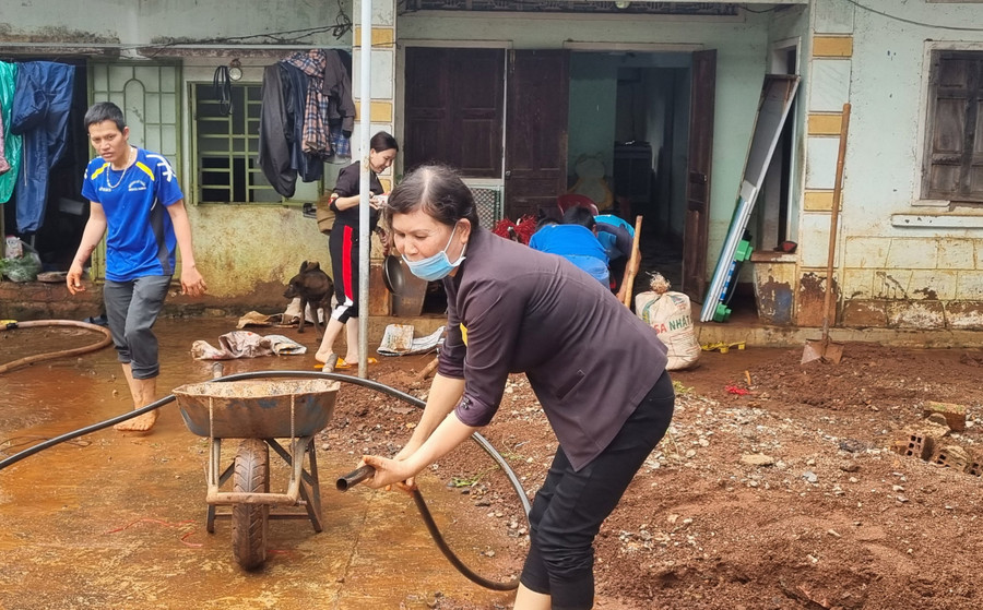 Bùn đất tràn vào nhà khiến cuộc sống của người dân bị đảo lộn. Ảnh: Hà Phương