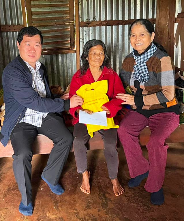 Đại diện Sở Lao động-Thương binh và Xã hội, Hội NCT tỉnh thăm, tặng quà bà Rơ Mah AMui (làng Yam, thị trấn Ia Kha, huyện Ia Grai). Ảnh: Đinh Yến