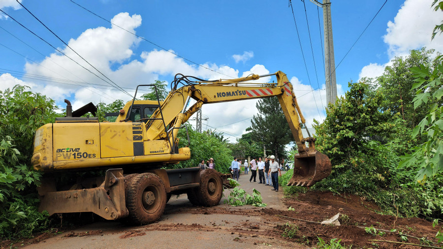 San ủi, giải phóng mặt bằng đoạn từ đường Nguyễn Trung Trực (tổ 3, phường Hội Phú) nối qua tổ 8 (phường Ia Kring). Ảnh: Bá Bính