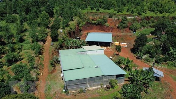 Người dân đã xây dựng nhà kiên cố trên một vị trí bị đề nghị thu )hồi giấy chứng nhận quyền sử dụng đất. Ảnh: TTXVN phát