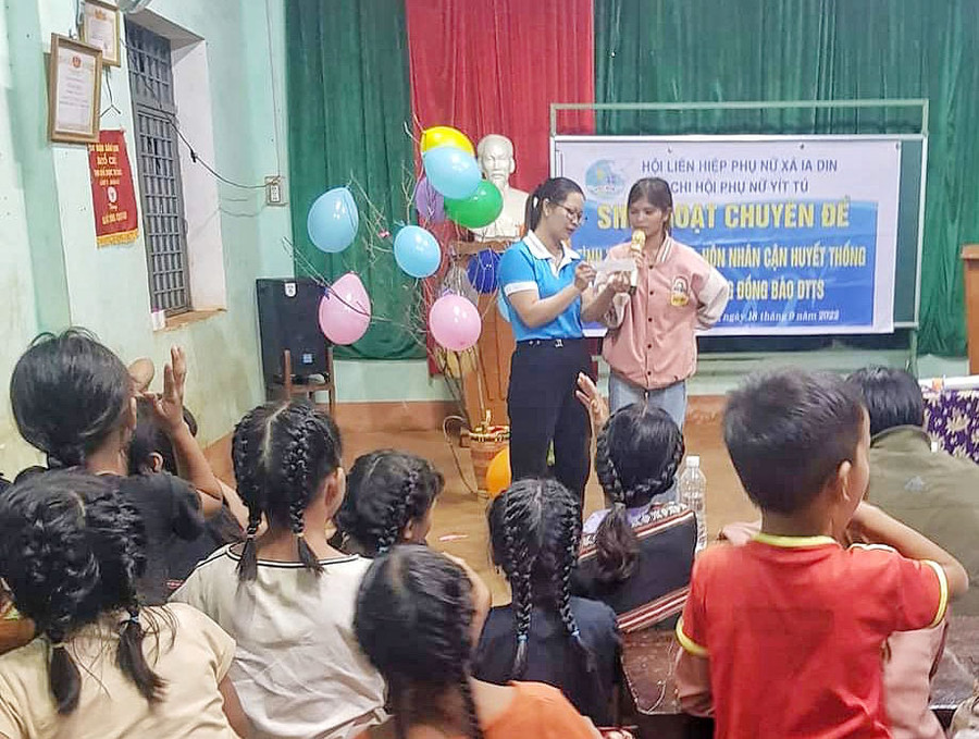 Thanh thiếu niên tham gia trả lời các câu hỏi liên quan đến tảo hôn, hôn nhân cận huyết thống. Ảnh: Minh Châu Thanh thiếu niên tham gia trả lời các câu hỏi liên quan đến tảo hôn, hôn nhân cận huyết thống. Ảnh: Minh Châu