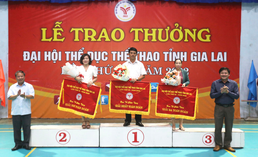 Phó Bí thư Thường trực Tỉnh ủy Châu Ngọc Tuấn (ngoài cùng bên trái) trao cờ cho 3 đơn vị giành thành tích cao nhất tại Đại hội. Ảnh: Văn Ngọc Phó Bí thư Thường trực Tỉnh ủy Châu Ngọc Tuấn (ngoài cùng bên trái) trao cờ cho 3 đơn vị giành thành tích cao nhất tại Đại hội. Ảnh: Văn Ngọc