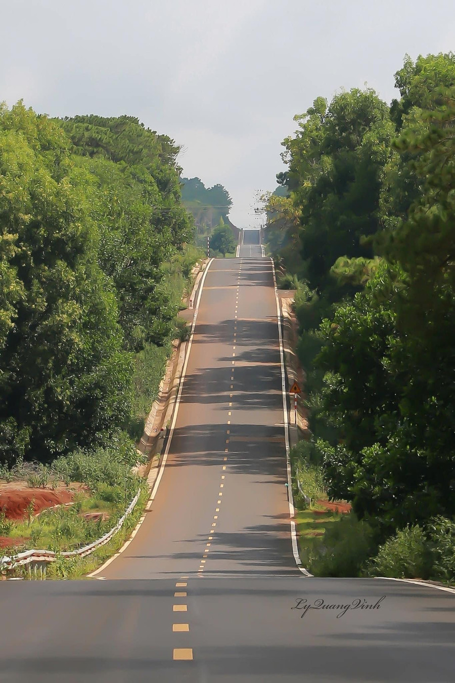 Những con dốc nối tiếp nhau trải dài tựa như một dải lụa mềm mại. Ảnh