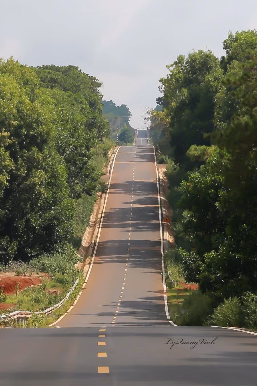 Những con dốc nối tiếp nhau trải dài tựa như một dải lụa mềm mại. Ảnh