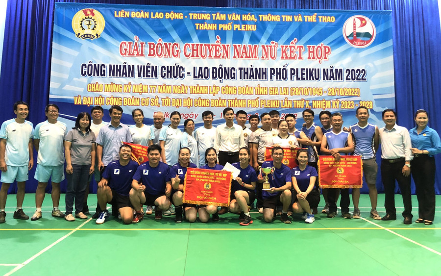 Ban tổ chức trao giải cho các đội đạt thứ hạng cao. Ảnh: Văn Ngọc Ban tổ chức trao giải cho các đội đạt thứ hạng cao. Ảnh: Văn Ngọc