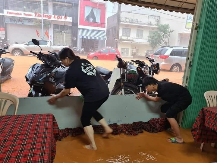 Nước nhanh chóng tràn vào nhà khiến người dân ở Đà Lạt (Lâm Đồng) không kịp trở tay. Ảnh: P.N