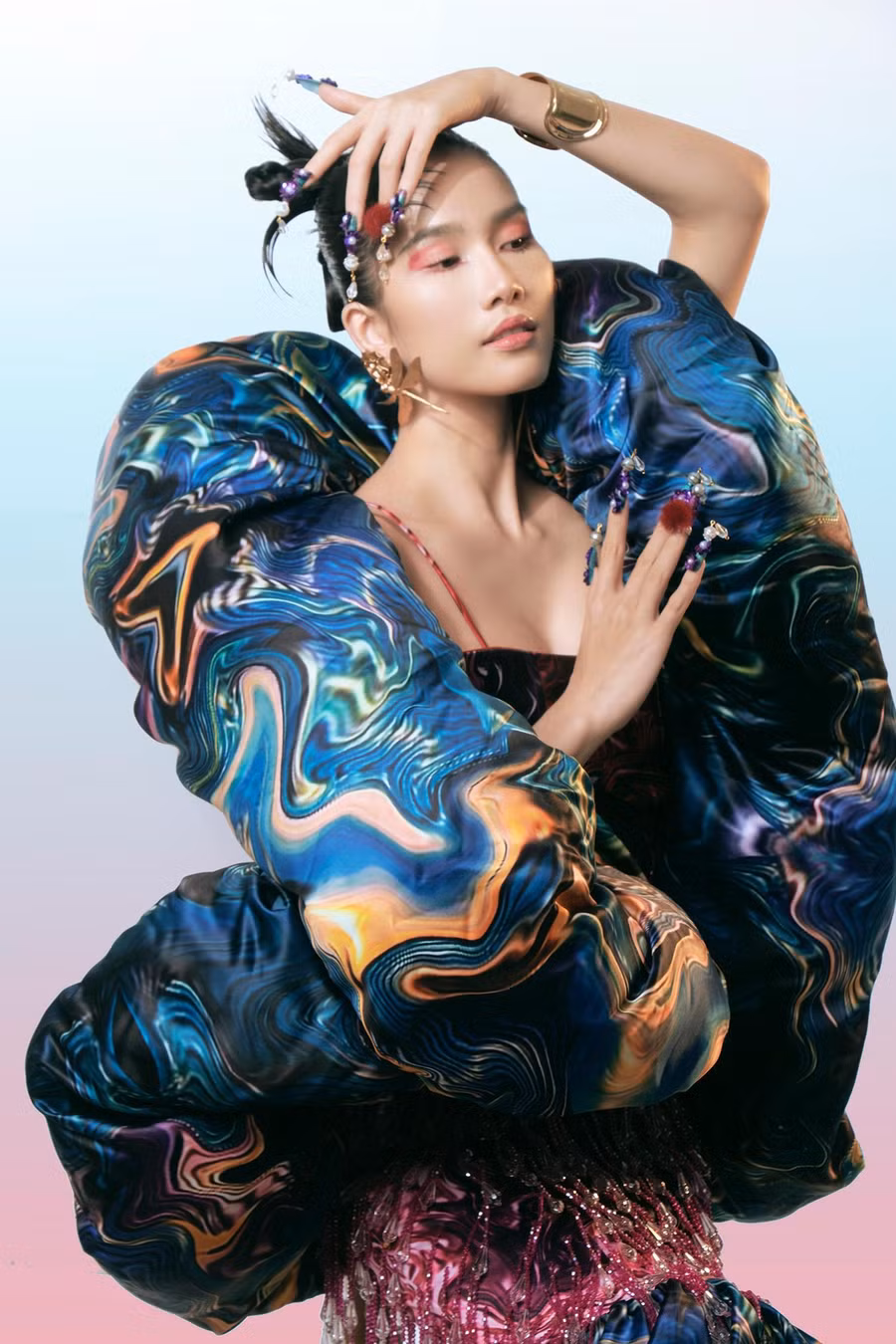  Tất cả hoà quyện vào nhau và tạo nên sự huyền ảo của bộ ảnh, cho người xem cảm giác như đang bị “hớp hồn” bởi chị Hằng phiên bản ma mị lần này.