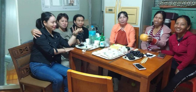 Lao động ở xứ người, những nông dân HòaVang vẫn thường xuyên gặp gỡ, tụ họp để vơi bớt nỗi nhớ nhà. Ảnh: S.T