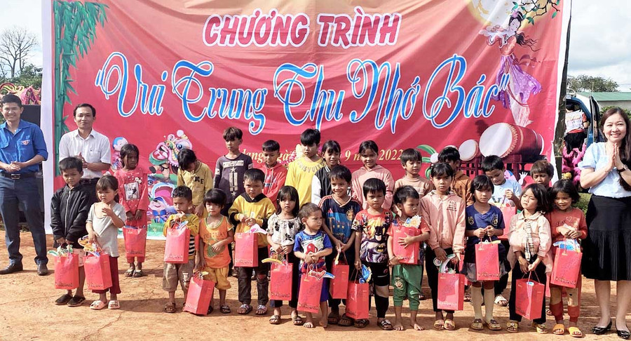 Trao quà Trung thu cho các em thiếu nhi dân tộc thiểu số khó khăn ở xã K'Dang huyện Đak Đoa. Ảnh: Hà Đức Thành