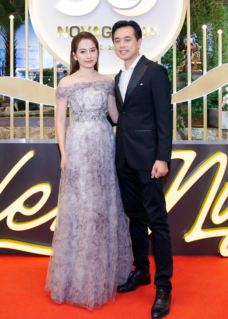 Vợ chồng Dương Khắc Linh - Sara Lưu tình tứ trên thảm đỏ. Ảnh: Cao Minh Mẫn