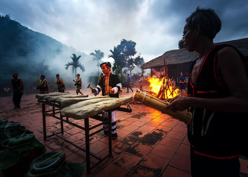 Không gian đàn đá Khánh Sơn. (Ảnh Nhuận Vỹ)  Không gian đàn đá Khánh Sơn. (Ảnh Nhuận Vỹ)