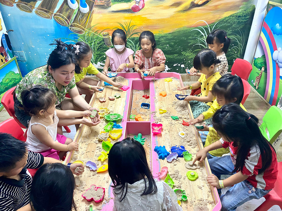 Khu vui chơi Happy Kids (đường Lê Quý Đôn, TP. Pleiku) chật kín các vị khách nhí đến vui chơi trong ngày 2-9. Ảnh: Mộc Trà.