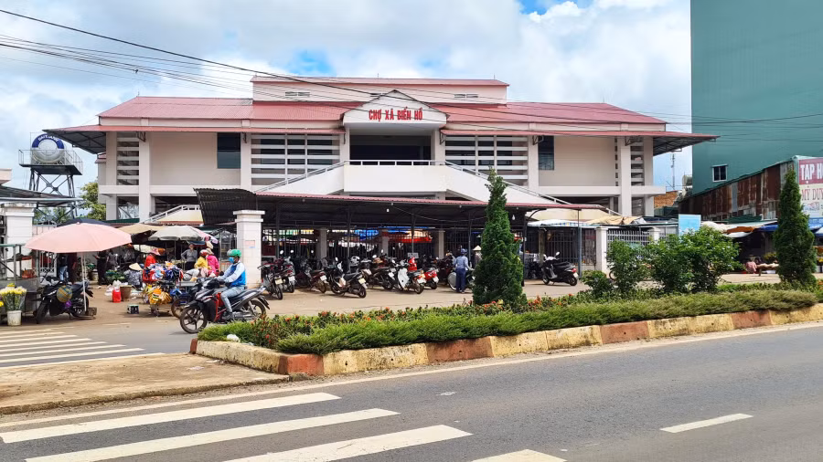 Chợ xã Biển Hồ (TP. Pleiku) được đầu tư xây dựng khang trang. Ảnh: Phạm Ngọc