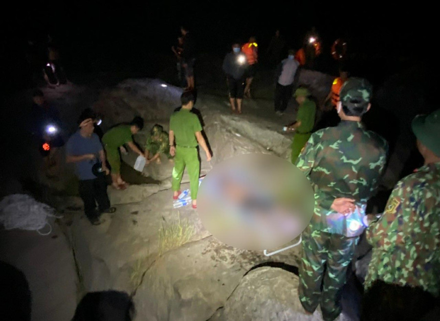 Thi thể nạn nhân được tìm thấy cách hiện trường ban đầu hơn 70 m. Ảnh: Lê Anh Thi thể nạn nhân được tìm thấy cách hiện trường ban đầu hơn 70m. Ảnh: Lê Anh