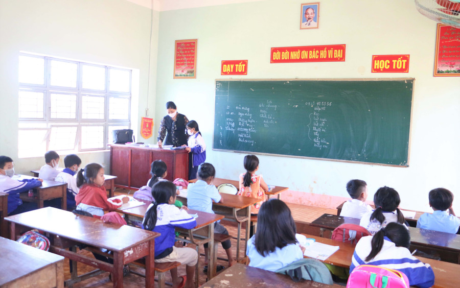 Sau sáp nhập, Trường Tiểu học và THCS Nguyễn Du (xã Dun) đã khắc phục được tình trạng thừa-thiếu giáo viên ở một số bộ môn. Ảnh: Nguyễn Quang Sau sáp nhập, Trường Tiểu học và THCS Nguyễn Du (xã Dun) đã khắc phục được tình trạng thừa-thiếu giáo viên ở một số bộ môn. Ảnh: Nguyễn Quang