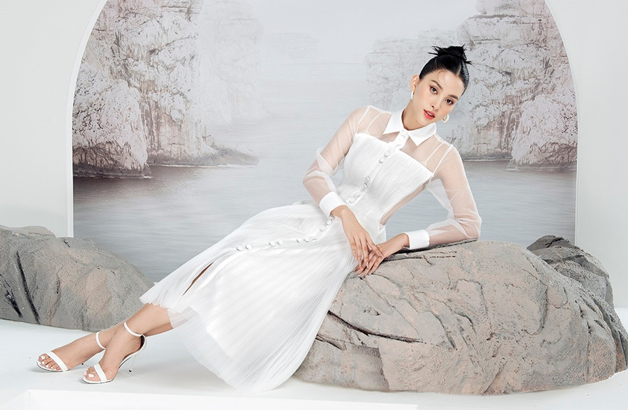 Hoa hậu Tiểu Vy cũng yêu thích mẫu giày cao gót quai mảnh. Cô chọn phối cùng trang phục thanh lịch của nhà thiết kế Hà Thanh Việt trong bộ ảnh gần đây. Trinnie Lê tiết lộ để đảm bảo an toàn khi catwalk, giày trình diễn các người đẹp dao động 11-15cm. Các siêu mẫu, hoa hậu thường không sử dụng giày trên 20cm vì về chiều cao có thể chạm 2m. Ảnh: NVCC