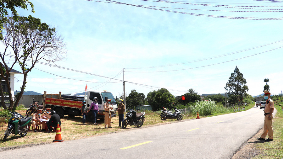 Đảm bảo an toàn giao thông, an ninh trật tự và y tế trong dịp lễ 2-9 ảnh 3 Tổ Cảnh sát giao thông (Đội Cảnh sát giao thông, huyện Đak Pơ tăng cường tuần tra, kiểm soát trên tuyến đường tỉnh lộ 667. Ảnh: Ngọc Minh
