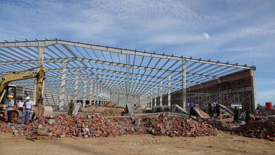 Hiện trường vụ sập tường công trình xây dựng tại Khu công nghiệp Nhơn Hòa vào sáng 16.9. Ảnh: Hoàng Trọng