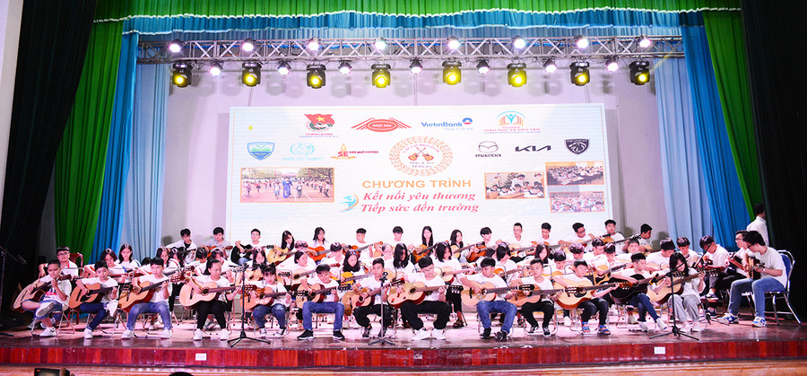  Hàng trăm thành viên cùng hòa tấu tiết mục “Carulli số 18”. Ảnh: Lam Nguyên