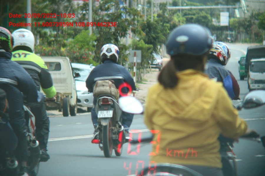 CSGT bắn tốc độ, có xe lên đến 103 km/giờ, trong khi đoạn đường chỉ cho phép 50 km/giờ. Ảnh: A.T