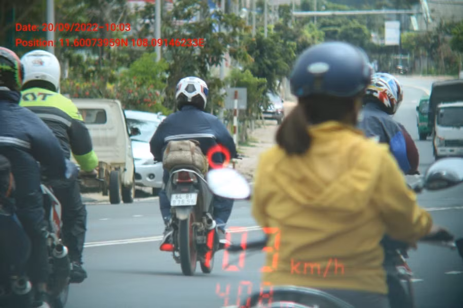 CSGT bắn tốc độ, có xe lên đến 103 km/giờ, trong khi đoạn đường chỉ cho phép 50 km/giờ. Ảnh: A.T