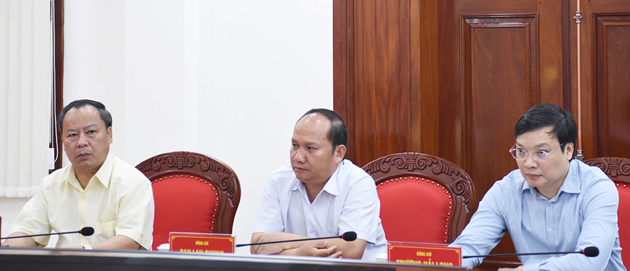 Các đồng chí lãnh đạo tỉnh tham dự hội nghị. Ảnh: Vĩnh Hoàng Các đồng chí lãnh đạo tỉnh tham dự hội nghị. Ảnh: Vĩnh Hoàng