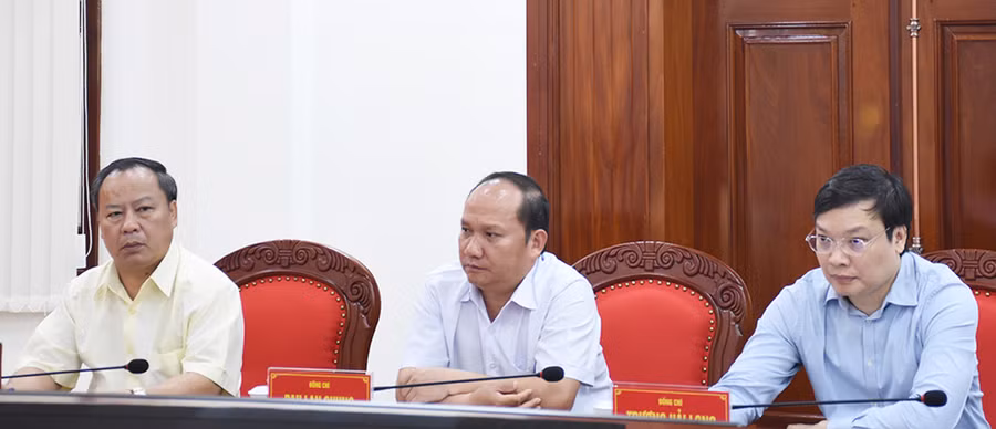 Các đồng chí lãnh đạo tỉnh tham dự hội nghị. Ảnh: Vĩnh Hoàng Các đồng chí lãnh đạo tỉnh tham dự hội nghị. Ảnh: Vĩnh Hoàng