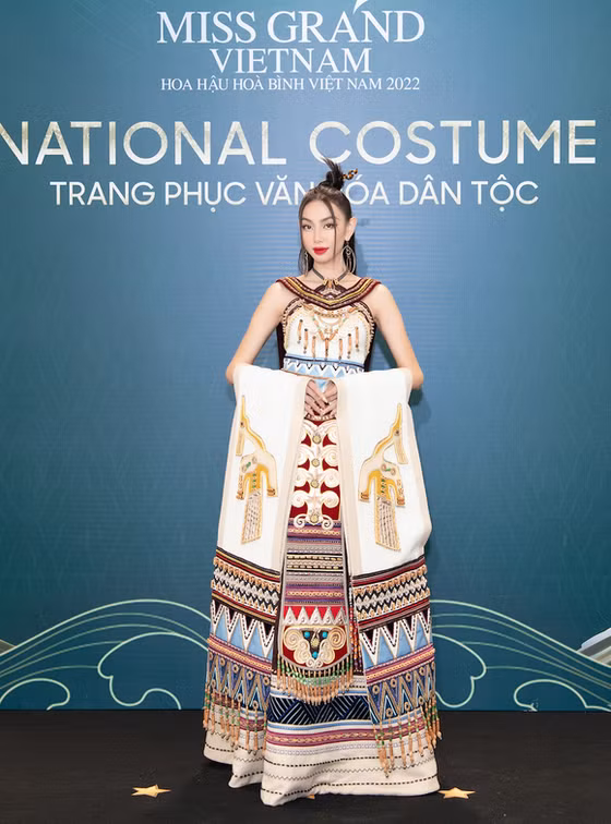 Hoa hậu Nguyễn Thúc Thùy Tiên với trang phục gồm những chi tiết hoa văn thổ cẩm, chim hạc mang đậm ấn văn hóa dân tộc
