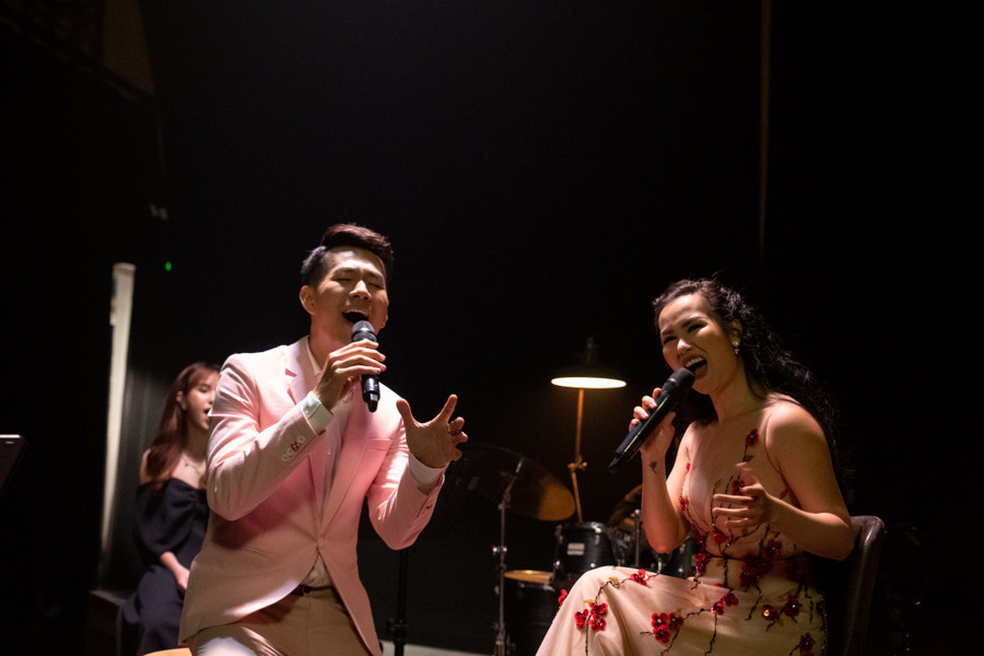 Võ Hạ Trâm hòa giọng cùng Hồ Trung Dũng trong chuỗi dự án The Songbook 3. Ảnh: NVCC
