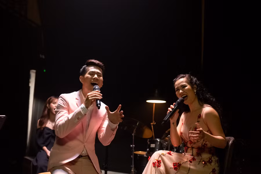 Võ Hạ Trâm hòa giọng cùng Hồ Trung Dũng trong chuỗi dự án The Songbook 3. Ảnh: NVCC