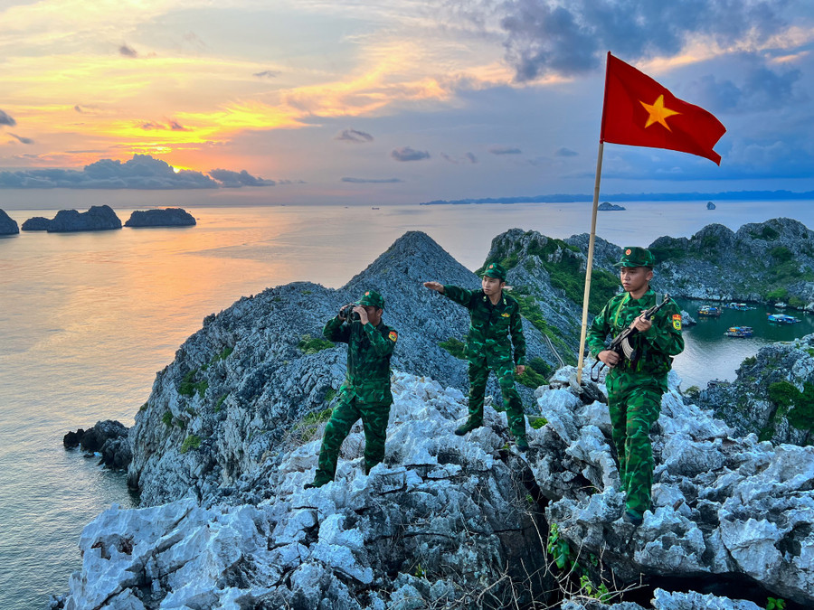  Bộ đội đài quan sát Long Châu (Đồn biên phòng Cát Bà, Bộ đội Biên phòng Hải Phòng) quan sát, phát hiện các mục tiêu trên vùng biển. Ảnh: M.T.H 