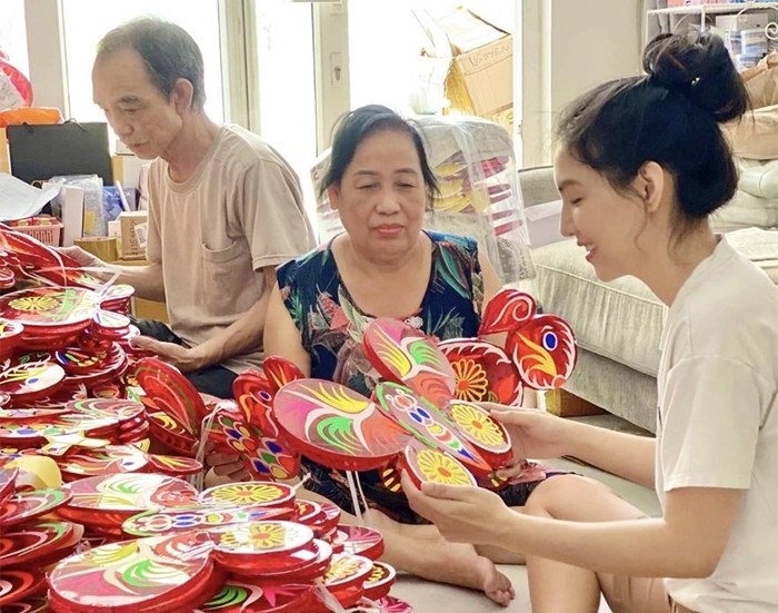 Niềm vui của các nghệ nhân khi làm ra chiếc đèn lồng.