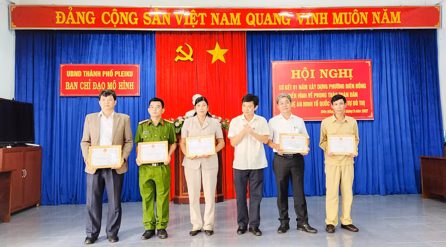  Chủ tịch UBND TP. Pleiku Đỗ Việt Hưng trao giấy khen cho các tập thể và cá nhân có thành tích xuất sắc. Ảnh: Bá Bính