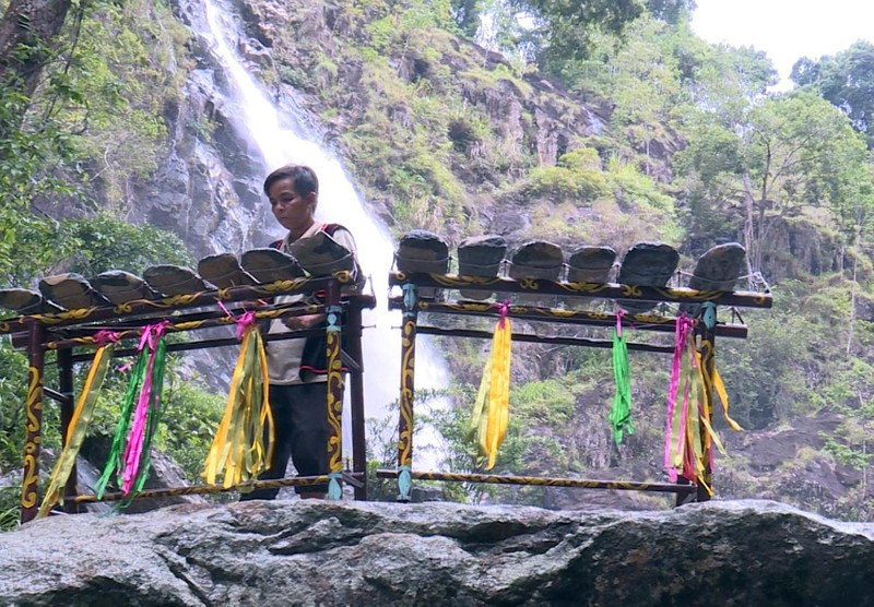 Âm thanh đàn đá vọng khắp núi rừng Khánh Sơn. Âm thanh đàn đá vọng khắp núi rừng Khánh Sơn.