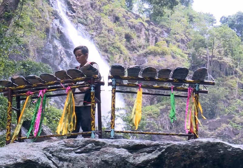 Âm thanh đàn đá vọng khắp núi rừng Khánh Sơn.