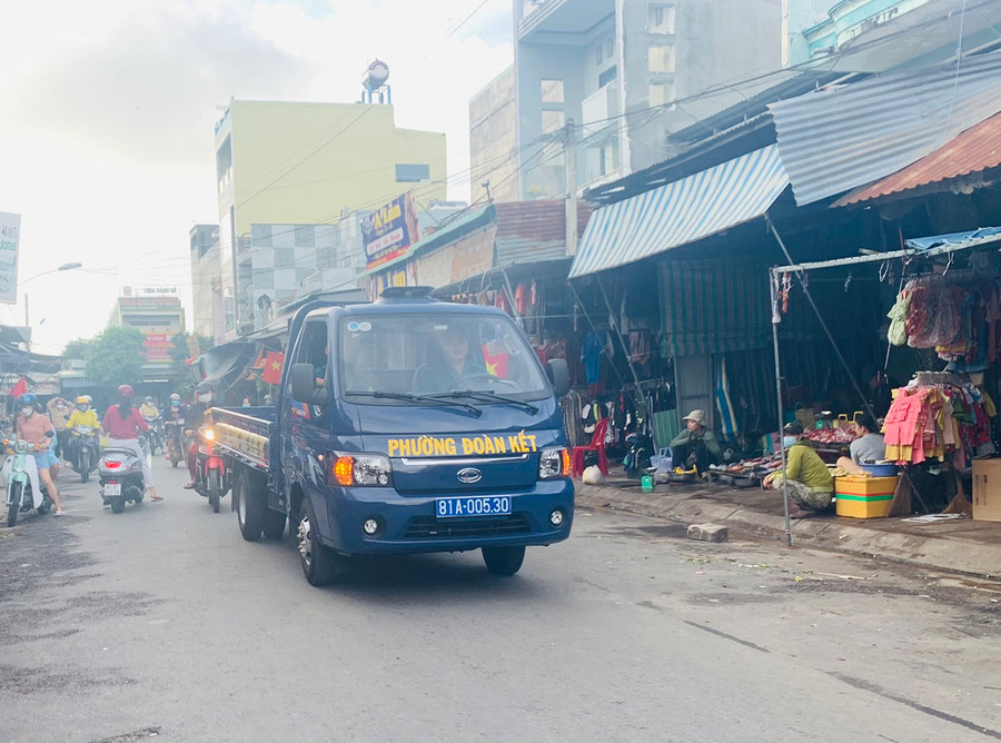 Đảm bảo an toàn giao thông, an ninh trật tự và y tế trong dịp lễ 2-9 ảnh 4 Đội trật tự đô thị phường Đoàn Kết (thị xã Ayun Pa) ra quân ngăn chặn tình trạng lấn chiếm lòng đường, vỉa hè để kinh doanh buôn bán trong dịp lễ. Ảnh: Vũ Chi