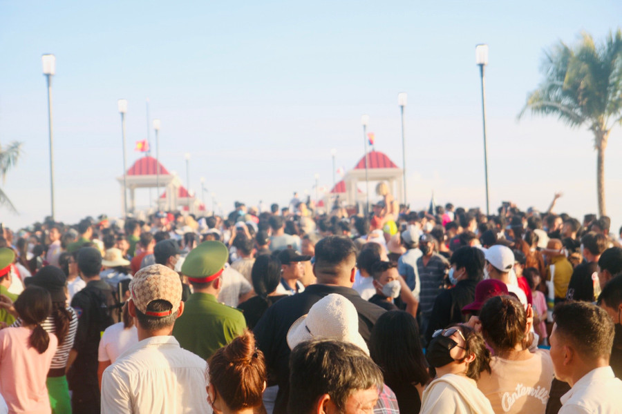 Đông đảo người dân địa phương và du khách đến tham quan cầu ngắm biển