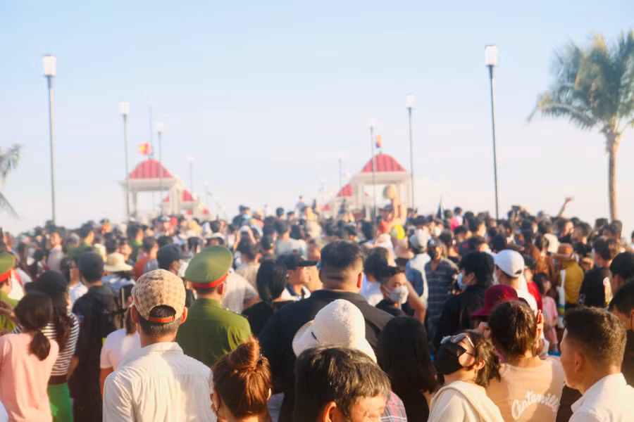 Đông đảo người dân địa phương và du khách đến tham quan cầu ngắm biển