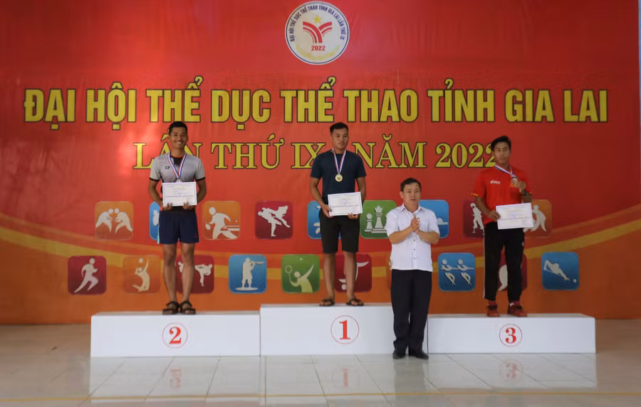 Ban tổ chức trao giải cho các VĐV ở cự ly 200 m nam môn cà kheo Ảnh Văn Ngọc