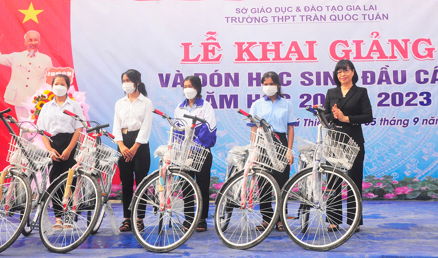  Phó Chủ tịch UBND tỉnh Nguyễn Thị Thanh Lịch trao tặng 5 xe đạp của UBND tỉnh cho học sinh có hoàn cảnh khó khăn ở Trường THPT Trần Quốc Tuấn (huyện Phú Thiện, Gia Lai). Ảnh: Thiên Di