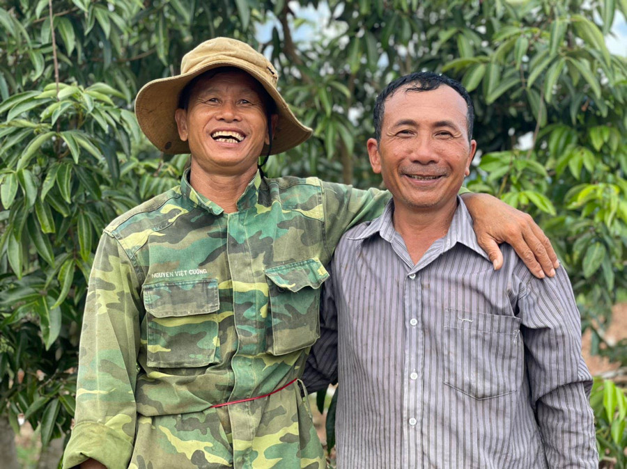 Từ trái sang-Ông Nguyễn Văn Huế và ông Trương Quang Đạt, đôi bạn cựu chiến binh. Ảnh: Lam Nguyên