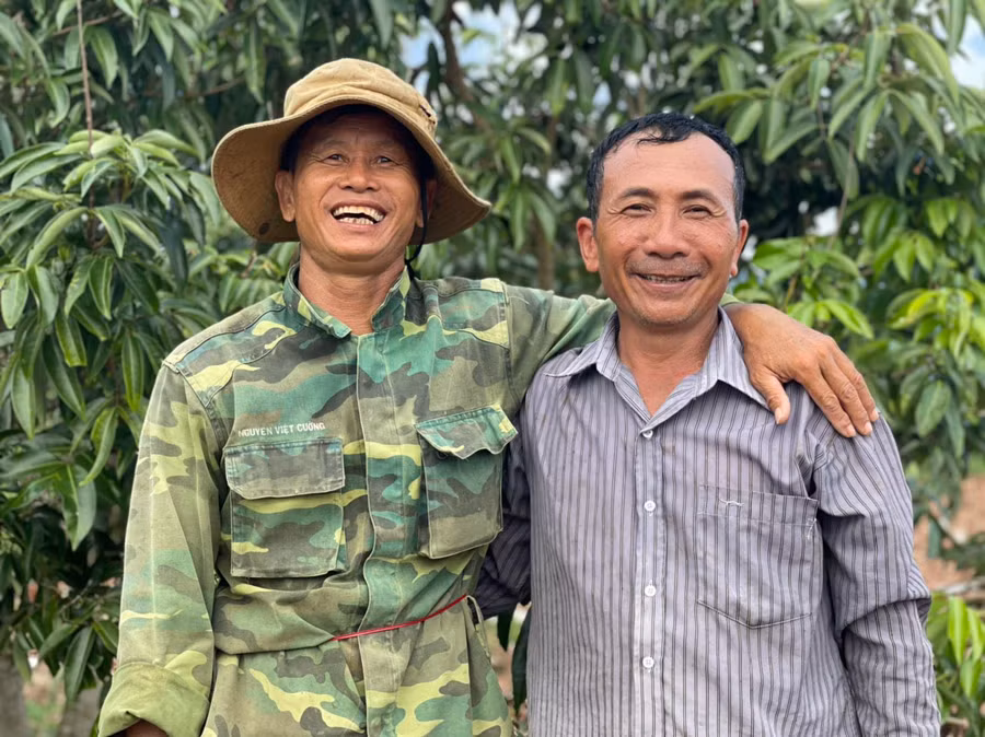 Từ trái sang-Ông Nguyễn Văn Huế và ông Trương Quang Đạt, đôi bạn cựu chiến binh. Ảnh: Lam Nguyên